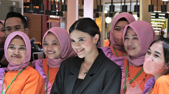 Audi Marissa berfoto bersama dengan karyawan Toko Mas Jawa di Jakarta International Jewelry Fair 2023 - Istimewa